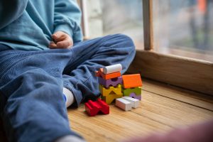 Imagem de uma criança brincando com quebra-cabeças para ilustrar se existe relação entre FIV e autismo