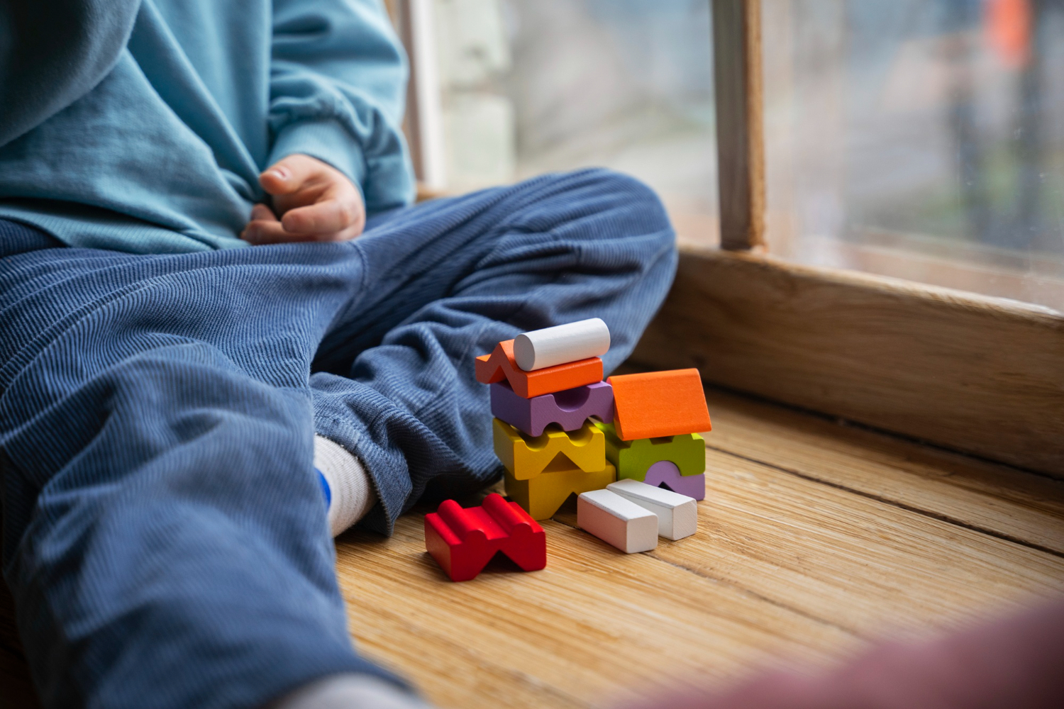 Imagem de uma criança brincando com quebra-cabeças para ilustrar se existe relação entre FIV e autismo