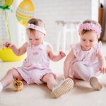 Foto ilustrativa de dois bebês gêmeos de Fertilização In Vitro
