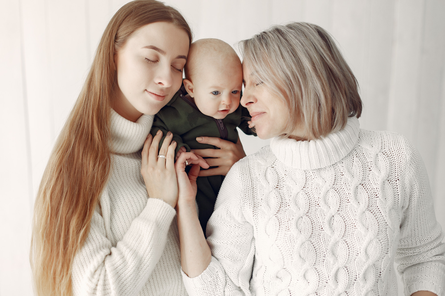 Duas mulheres segurando um bebê após optarem pelo método ROPA.