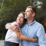 Casal abraçado feliz após saber para quem a FIV é indicada
