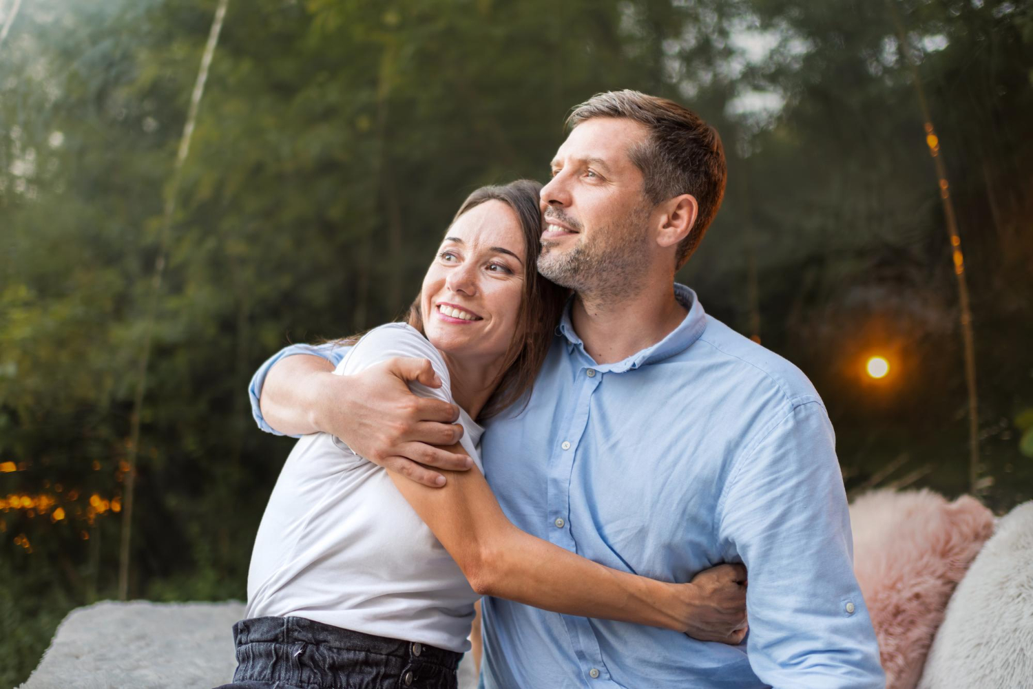 Casal abraçado feliz após saber para quem a FIV é indicada