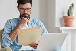 Paciente lendo sobre a preparação para o espermograma