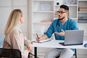 Especialista em reprodução humana explicando quantas tentativas de Fertilização In Vitro são recomendadas