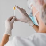 Especialista em reprodução assistida analisando o sêmen coletado para chegar aos resultados do espermograma