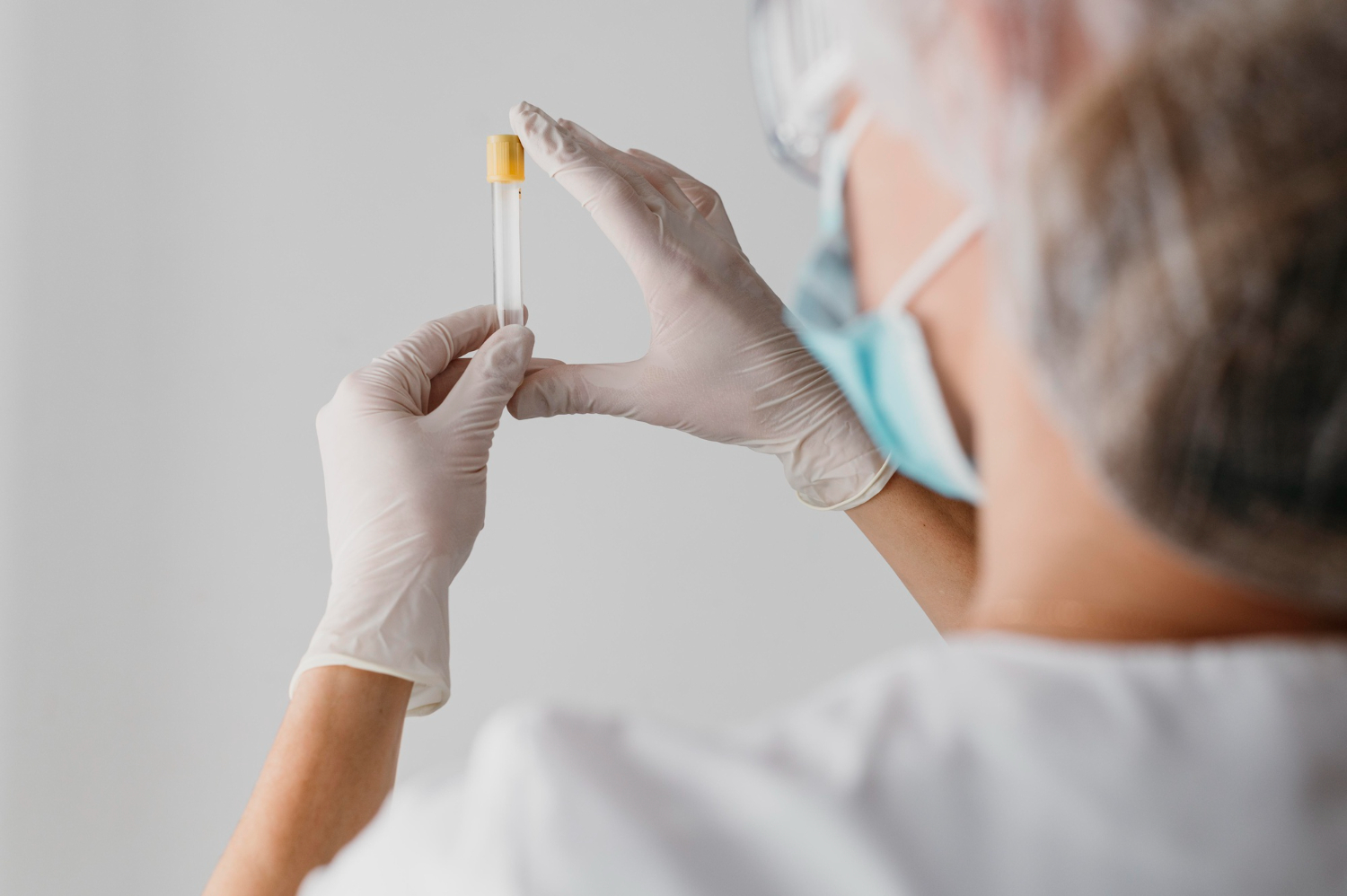 Especialista em reprodução assistida analisando o sêmen coletado para chegar aos resultados do espermograma