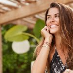 Mulher feliz após descobrir por que congelar óvulos e decidir fazer o procedimento.