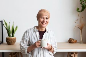 Mulher que está passando pelo tratamento de câncer sorrindo porque optou pela oncopreservação.
