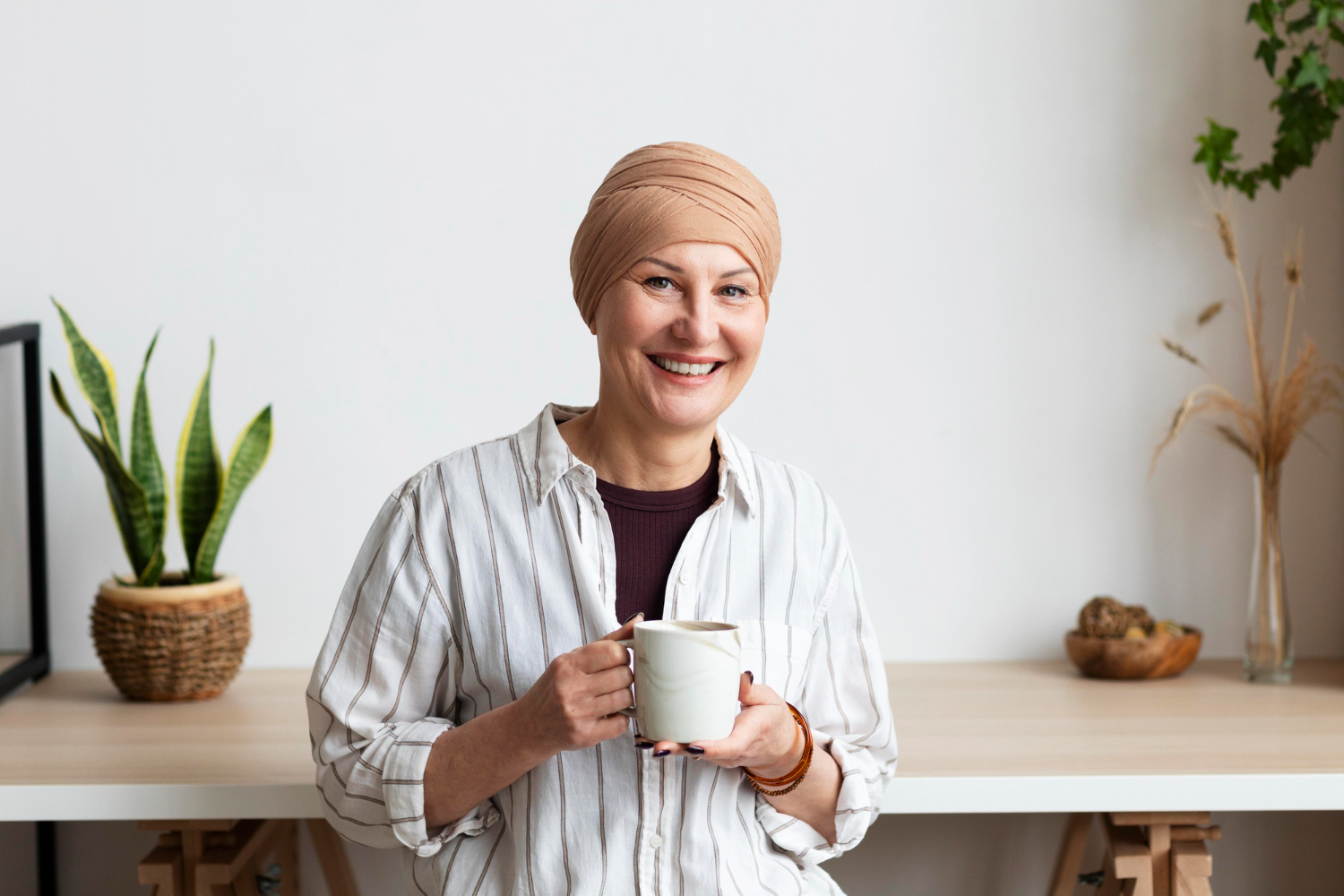 Mulher que está passando pelo tratamento de câncer sorrindo porque optou pela oncopreservação.