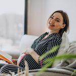 Mulher feliz após engravidar por FIV como ovoreceptora
