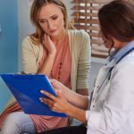 Médica explicando à paciente sobre pólipos uterinos e FIV