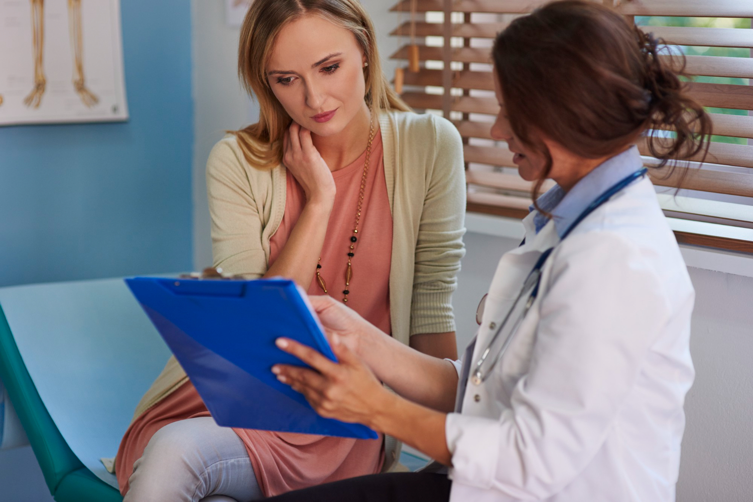 Médica explicando à paciente sobre pólipos uterinos e FIV