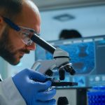 Embriologista realizando um dos tipos de PGT em laboratório.