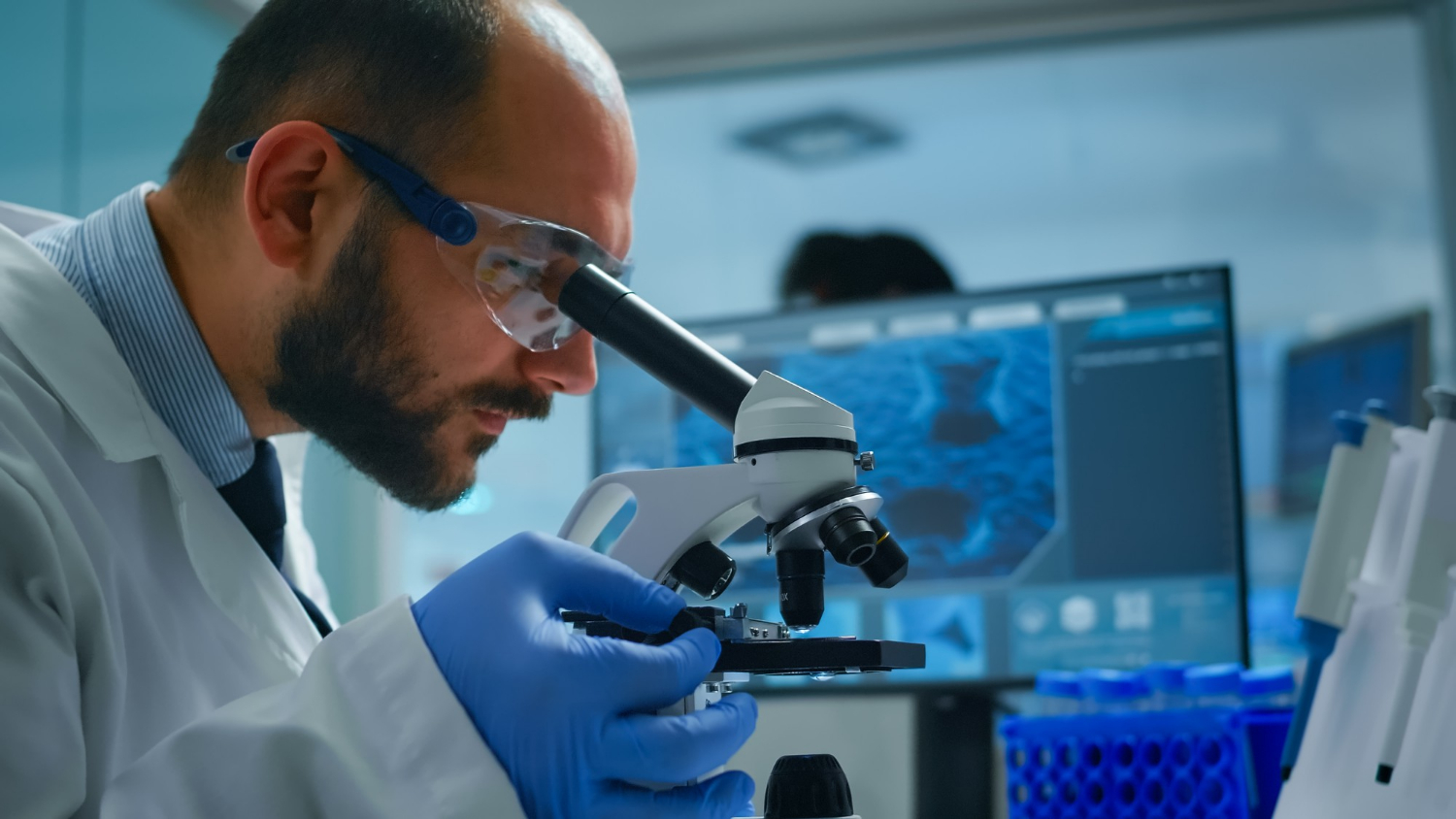 Embriologista realizando um dos tipos de PGT em laboratório.
